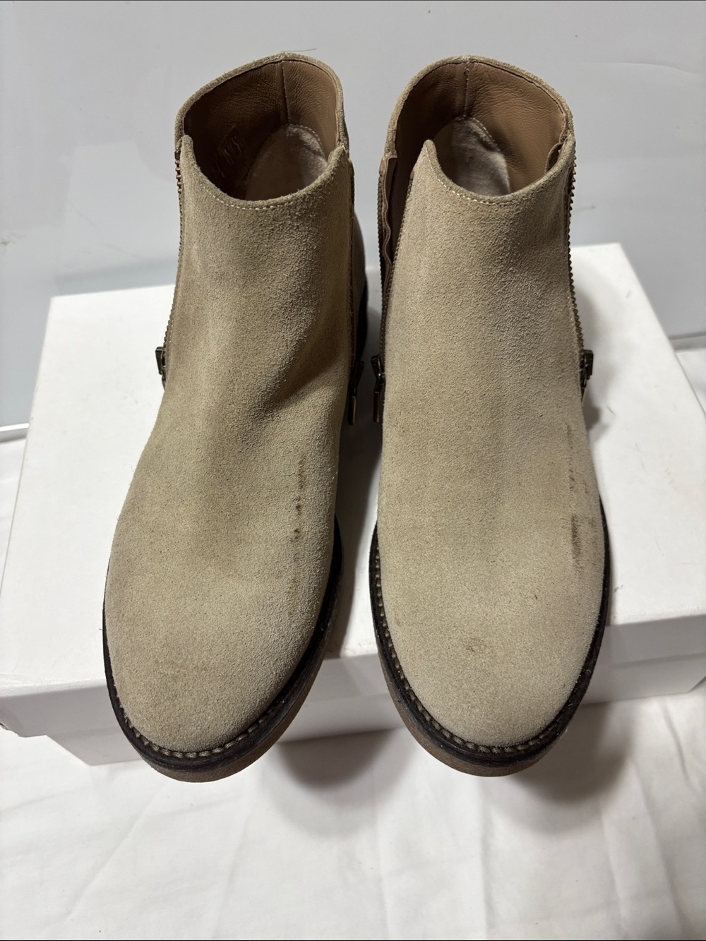 ITALEAU Women's Suede Ankle Booties in Taupe. EUC